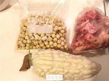 苦瓜莲子排骨汤怎么做，苦瓜莲子排骨汤怎么做好吃，苦瓜莲子排骨汤做法