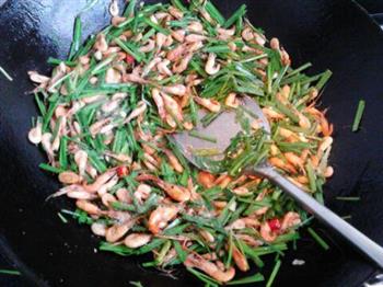 韭菜河虾怎么做，韭菜河虾怎么做好吃，韭菜河虾做法