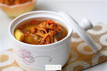 虫草花炖老鸭怎么做，虫草花炖老鸭怎么做好吃，虫草花炖老鸭做法
