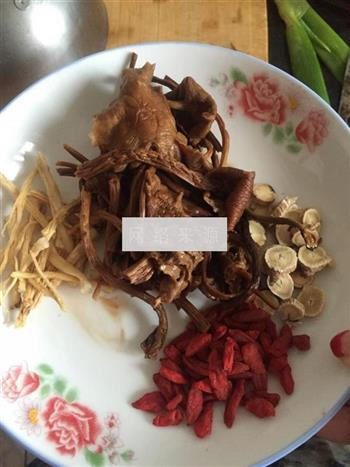 茶树菇柴鸡汤怎么做，茶树菇柴鸡汤怎么做好吃，茶树菇柴鸡汤做法