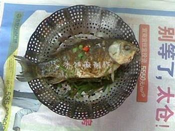 微波韭菜鲫鱼怎么做，微波韭菜鲫鱼怎么做好吃，微波韭菜鲫鱼做法