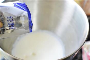 水蜜桃慕斯蛋糕怎么做，水蜜桃慕斯蛋糕怎么做好吃，水蜜桃慕斯蛋糕做法