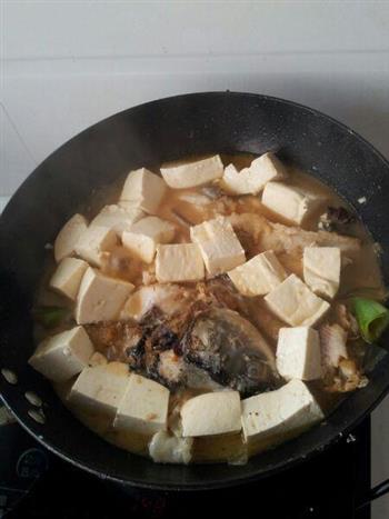 豆腐炖草鱼怎么做，豆腐炖草鱼怎么做好吃，豆腐炖草鱼做法