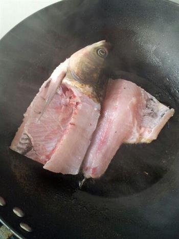 豆腐炖草鱼怎么做，豆腐炖草鱼怎么做好吃，豆腐炖草鱼做法
