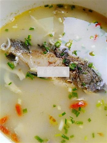 鲜味平菇鲫鱼汤怎么做，鲜味平菇鲫鱼汤怎么做好吃，鲜味平菇鲫鱼汤做法