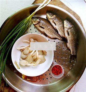 鲜味平菇鲫鱼汤怎么做，鲜味平菇鲫鱼汤怎么做好吃，鲜味平菇鲫鱼汤做法