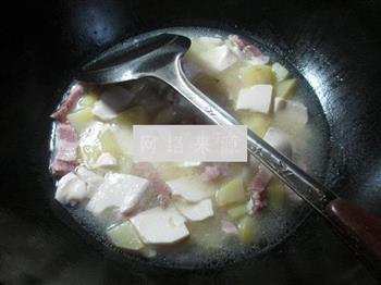 咸肉土豆煮豆腐怎么做，咸肉土豆煮豆腐怎么做好吃，咸肉土豆煮豆腐做法