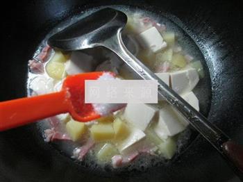 咸肉土豆煮豆腐怎么做，咸肉土豆煮豆腐怎么做好吃，咸肉土豆煮豆腐做法