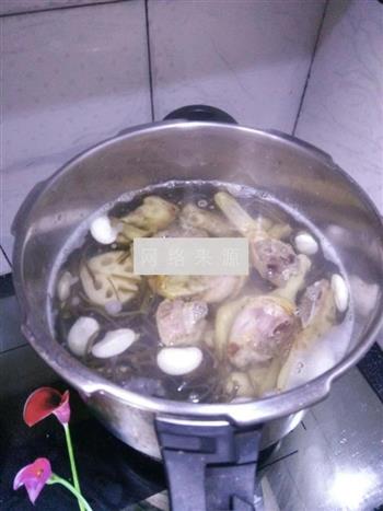 清爽带丝芸豆炖鸭汤怎么做，清爽带丝芸豆炖鸭汤怎么做好吃，清爽带丝芸豆炖鸭汤做法