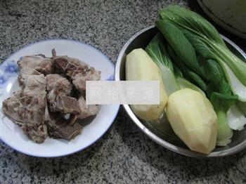 青菜土豆龙骨汤怎么做，青菜土豆龙骨汤怎么做好吃，青菜土豆龙骨汤做法