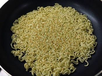泡面蛋饼煎怎么做，泡面蛋饼煎怎么做好吃，泡面蛋饼煎做法