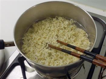 泡面蛋饼煎怎么做，泡面蛋饼煎怎么做好吃，泡面蛋饼煎做法