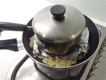 泡面蛋饼煎怎么做，泡面蛋饼煎怎么做好吃，泡面蛋饼煎做法