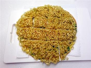 泡面蛋饼煎怎么做，泡面蛋饼煎怎么做好吃，泡面蛋饼煎做法
