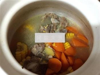 胡萝卜玉米排骨甜汤怎么做，胡萝卜玉米排骨甜汤怎么做好吃，胡萝卜玉米排骨甜汤做法