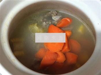 胡萝卜玉米排骨甜汤怎么做，胡萝卜玉米排骨甜汤怎么做好吃，胡萝卜玉米排骨甜汤做法