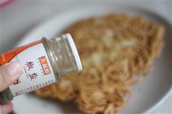 自制椒盐干脆面怎么做，自制椒盐干脆面怎么做好吃，自制椒盐干脆面做法