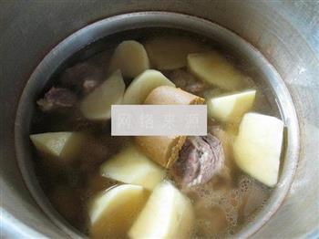 土豆牛排骨汤怎么做，土豆牛排骨汤怎么做好吃，土豆牛排骨汤做法