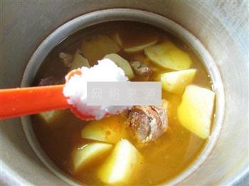 土豆牛排骨汤怎么做，土豆牛排骨汤怎么做好吃，土豆牛排骨汤做法