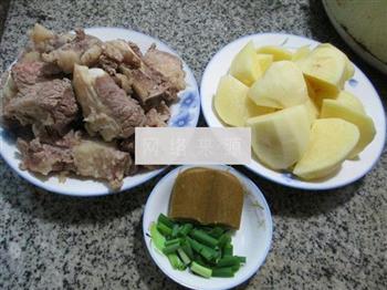 土豆牛排骨汤怎么做，土豆牛排骨汤怎么做好吃，土豆牛排骨汤做法