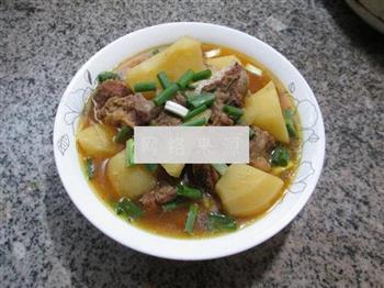 土豆牛排骨汤怎么做，土豆牛排骨汤怎么做好吃，土豆牛排骨汤做法