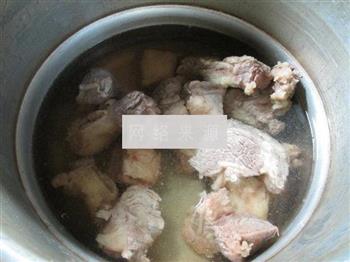 土豆牛排骨汤怎么做，土豆牛排骨汤怎么做好吃，土豆牛排骨汤做法