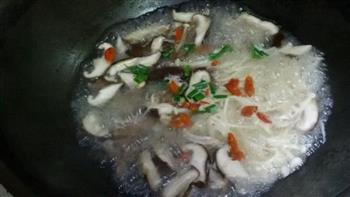 双菇牛腱汤怎么做，双菇牛腱汤怎么做好吃，双菇牛腱汤做法