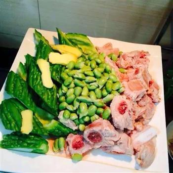 苦瓜黄豆排骨湯怎么做，苦瓜黄豆排骨湯怎么做好吃，苦瓜黄豆排骨湯做法