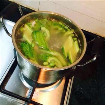 苦瓜黄豆排骨湯怎么做，苦瓜黄豆排骨湯怎么做好吃，苦瓜黄豆排骨湯做法