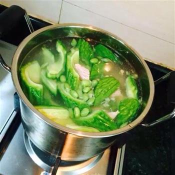 苦瓜黄豆排骨湯怎么做，苦瓜黄豆排骨湯怎么做好吃，苦瓜黄豆排骨湯做法