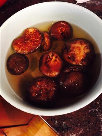 简易版蘑菇鸡腿汤怎么做，简易版蘑菇鸡腿汤怎么做好吃，简易版蘑菇鸡腿汤做法
