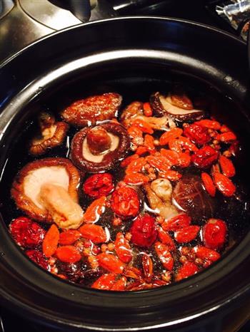 简易版蘑菇鸡腿汤怎么做，简易版蘑菇鸡腿汤怎么做好吃，简易版蘑菇鸡腿汤做法