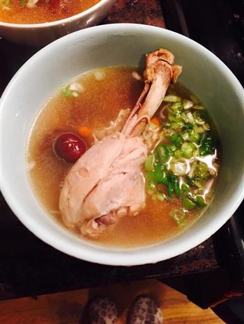 简易版蘑菇鸡腿汤怎么做，简易版蘑菇鸡腿汤怎么做好吃，简易版蘑菇鸡腿汤做法