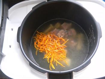 鲜虫草玉米煲排骨怎么做，鲜虫草玉米煲排骨怎么做好吃，鲜虫草玉米煲排骨做法