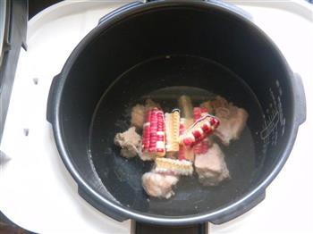 鲜虫草玉米煲排骨怎么做，鲜虫草玉米煲排骨怎么做好吃，鲜虫草玉米煲排骨做法