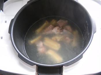 鲜虫草玉米煲排骨怎么做，鲜虫草玉米煲排骨怎么做好吃，鲜虫草玉米煲排骨做法