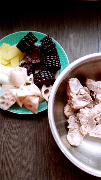 黑玉米莲藕排骨汤怎么做，黑玉米莲藕排骨汤怎么做好吃，黑玉米莲藕排骨汤做法