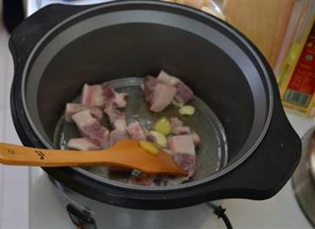 莲藕煲猪肉怎么做，莲藕煲猪肉怎么做好吃，莲藕煲猪肉做法