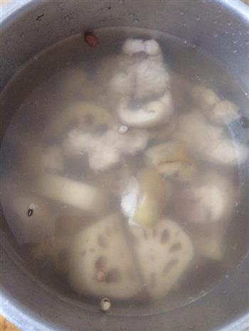 莲藕花生猪手汤怎么做，莲藕花生猪手汤怎么做好吃，莲藕花生猪手汤做法