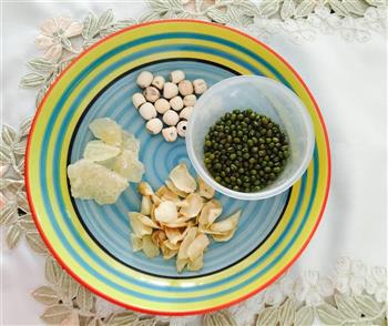 冰糖绿豆莲子百合汤怎么做，冰糖绿豆莲子百合汤怎么做好吃，冰糖绿豆莲子百合汤做法