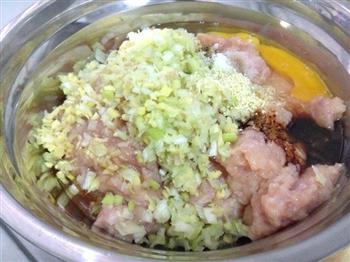 鲜菌汤汆丸子怎么做，鲜菌汤汆丸子怎么做好吃，鲜菌汤汆丸子做法