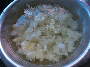 红枣莲子银耳汤怎么做，红枣莲子银耳汤怎么做好吃，红枣莲子银耳汤做法