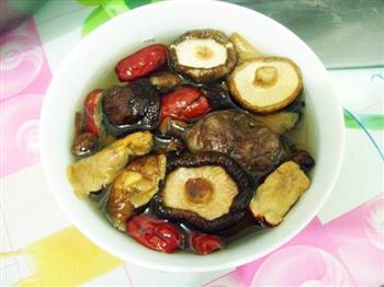 土豆蘑菇炖鸡肉滋补汤怎么做，土豆蘑菇炖鸡肉滋补汤怎么做好吃，土豆蘑菇炖鸡肉滋补汤做法
