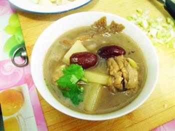 土豆蘑菇炖鸡肉滋补汤怎么做，土豆蘑菇炖鸡肉滋补汤怎么做好吃，土豆蘑菇炖鸡肉滋补汤做法