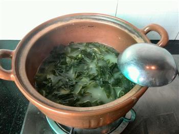 新鲜螺旋藻鱼骨汤怎么做，新鲜螺旋藻鱼骨汤怎么做好吃，新鲜螺旋藻鱼骨汤做法