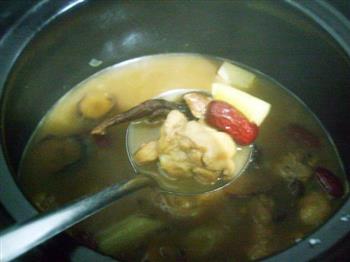 土豆蘑菇炖鸡肉滋补汤怎么做，土豆蘑菇炖鸡肉滋补汤怎么做好吃，土豆蘑菇炖鸡肉滋补汤做法