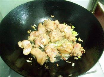 土豆蘑菇炖鸡肉滋补汤怎么做，土豆蘑菇炖鸡肉滋补汤怎么做好吃，土豆蘑菇炖鸡肉滋补汤做法