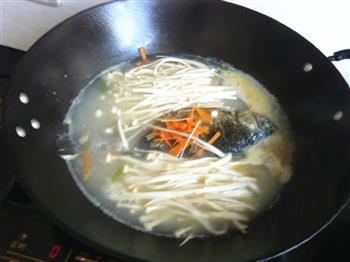 金针菇鲫鱼汤怎么做，金针菇鲫鱼汤怎么做好吃，金针菇鲫鱼汤做法