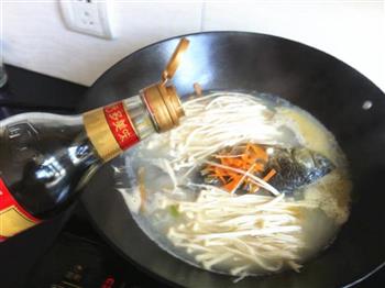 金针菇鲫鱼汤怎么做，金针菇鲫鱼汤怎么做好吃，金针菇鲫鱼汤做法