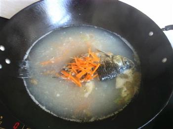 金针菇鲫鱼汤怎么做，金针菇鲫鱼汤怎么做好吃，金针菇鲫鱼汤做法